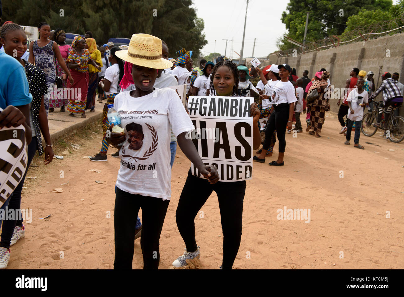 Le président Adama Barrow est populaire parmi les jeunes Gambiens. La fille est holding a placard lecture : # Gambie a décidé Banque D'Images