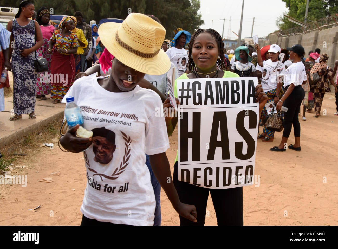 Le président Adama Barrow est populaire parmi les jeunes Gambiens. La fille est holding a placard lecture : # Gambie a décidé Banque D'Images