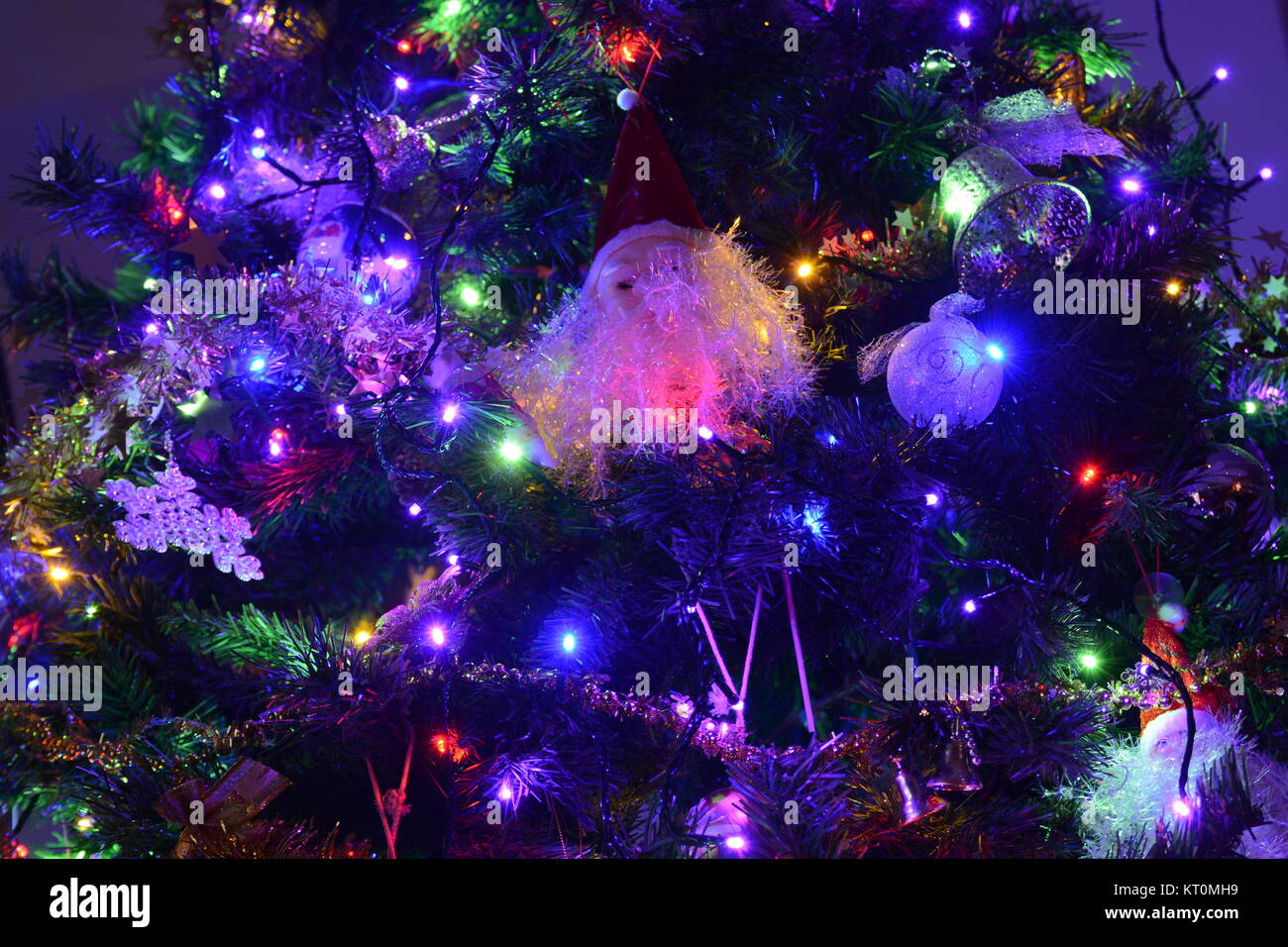 Arbre de Noël avec des décorations de fête Banque D'Images