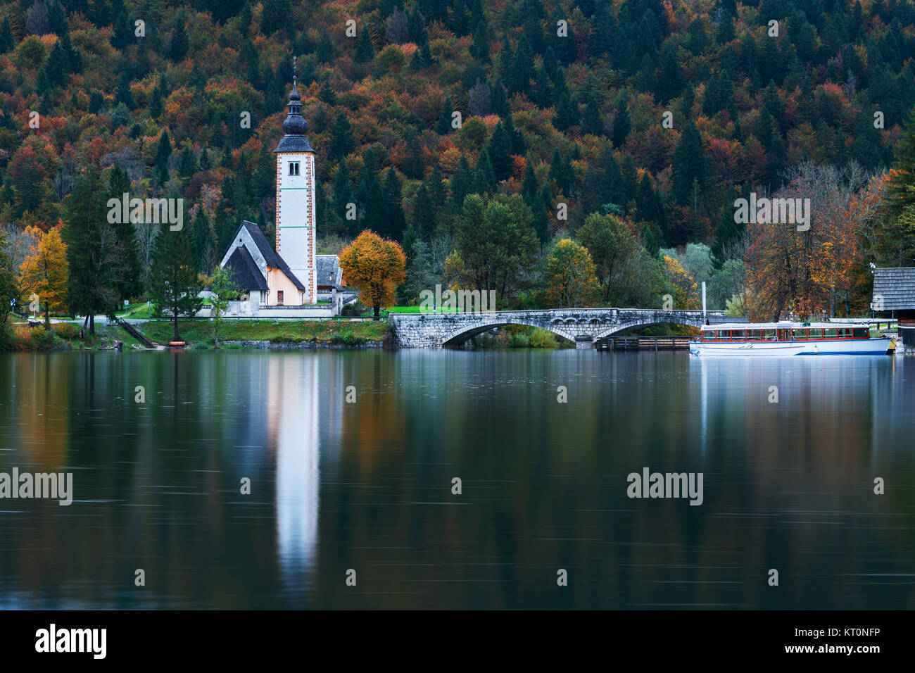 Clocher de l'église et le pont de pierre, à lac de Bohinj Banque D'Images