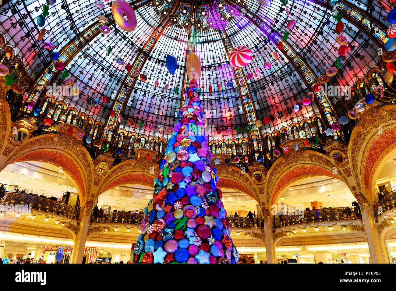 le célèbre dôme en vitrail et les décorations de Noël à l'intérieur du grand magasin Galeries Lafayette Haussmann à Paris, France Banque D'Images