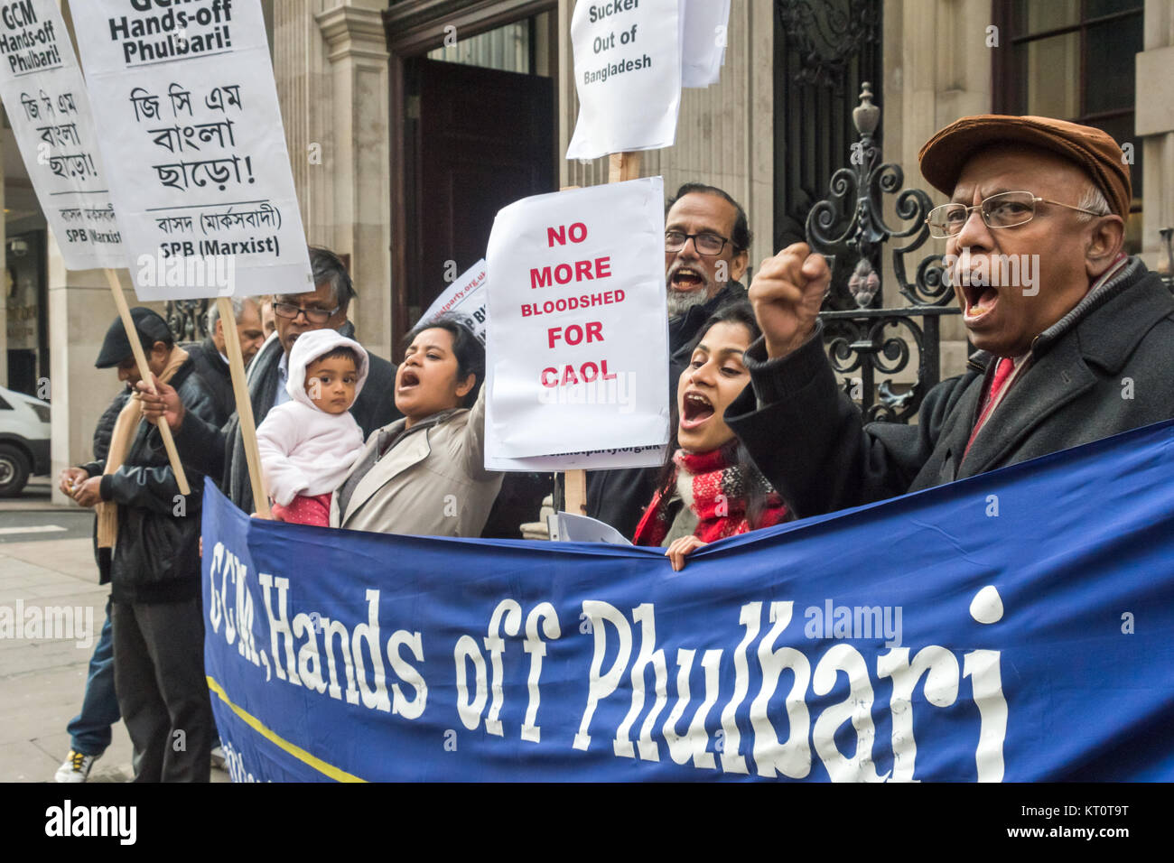 En dehors de la campagne mondiale de charbon de l'aga de Mayfair où la gestion qu'ils sont en droit d'offrir un "avis de clôture' pour la mine de charbon à ciel ouvert à Phulbari, au Bangladesh. Banque D'Images