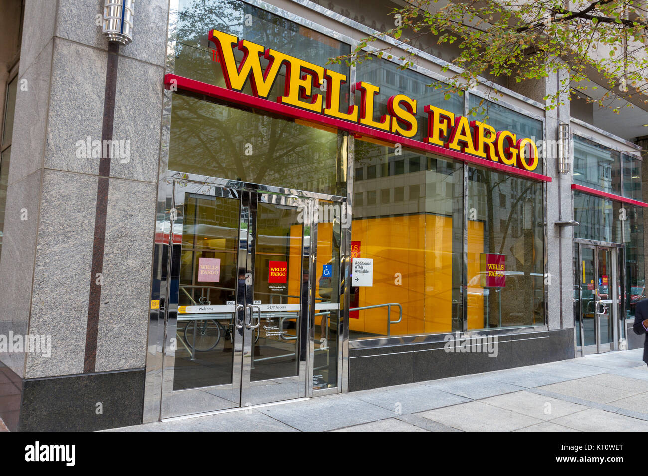 Entrée de la succursale de Wells Fargo Bank sur Chestnut Street, Philadelphia, Pennsylvania, United States. Banque D'Images