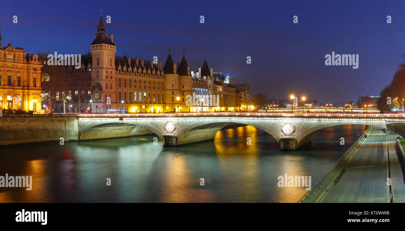 Panorama de Conciergerie la nuit, Paris, France Banque D'Images