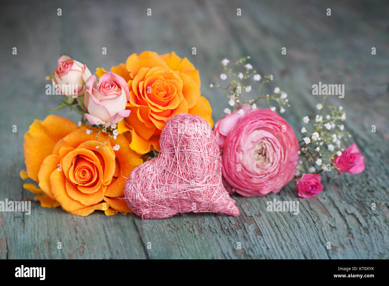 La vie avec des roses colorées stil sur une vieille table en bois miteux pour une fête des mères, carte de souhaits Banque D'Images