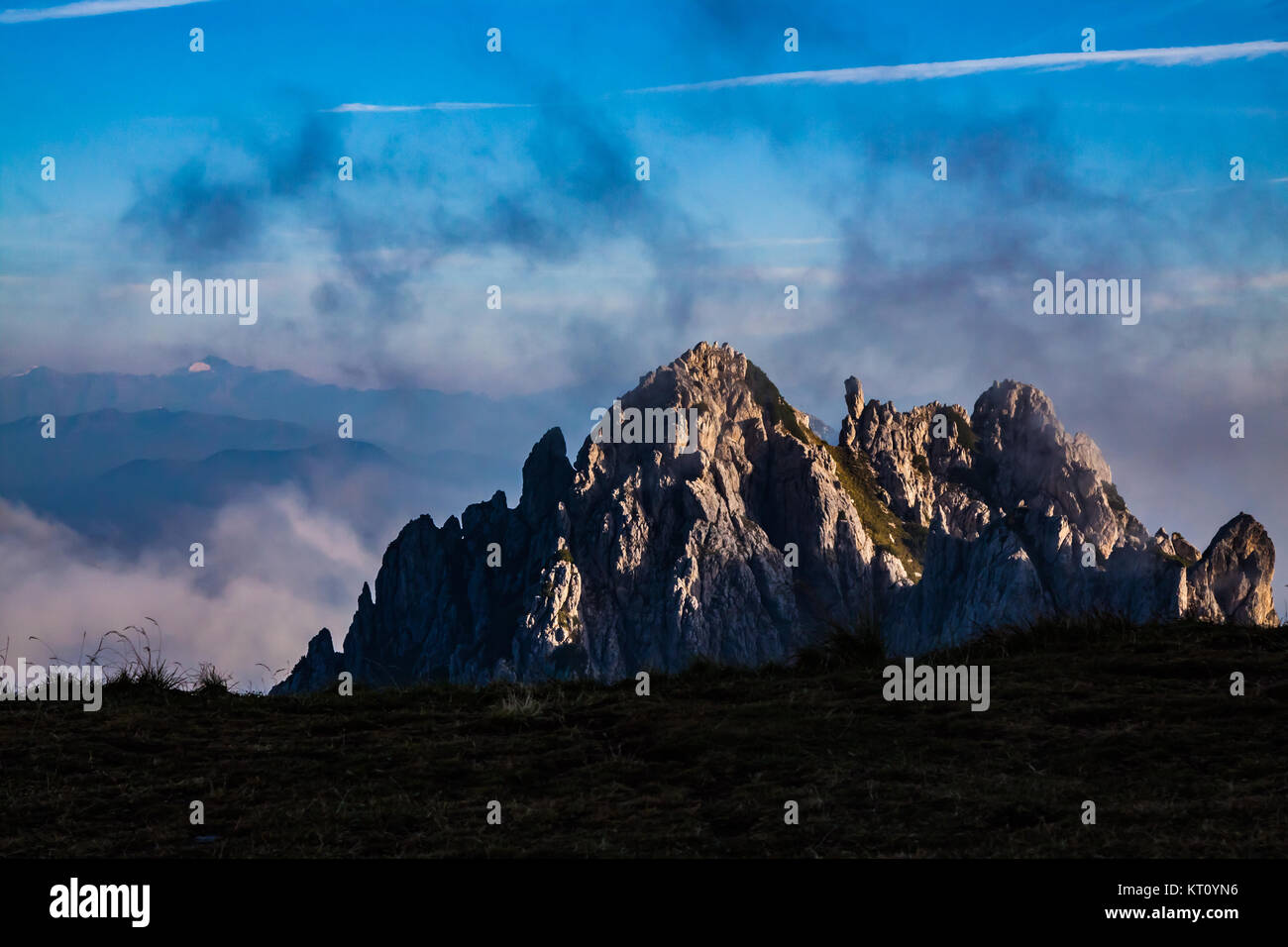 Le soleil levant dans les montagnes avec des nuages Banque D'Images