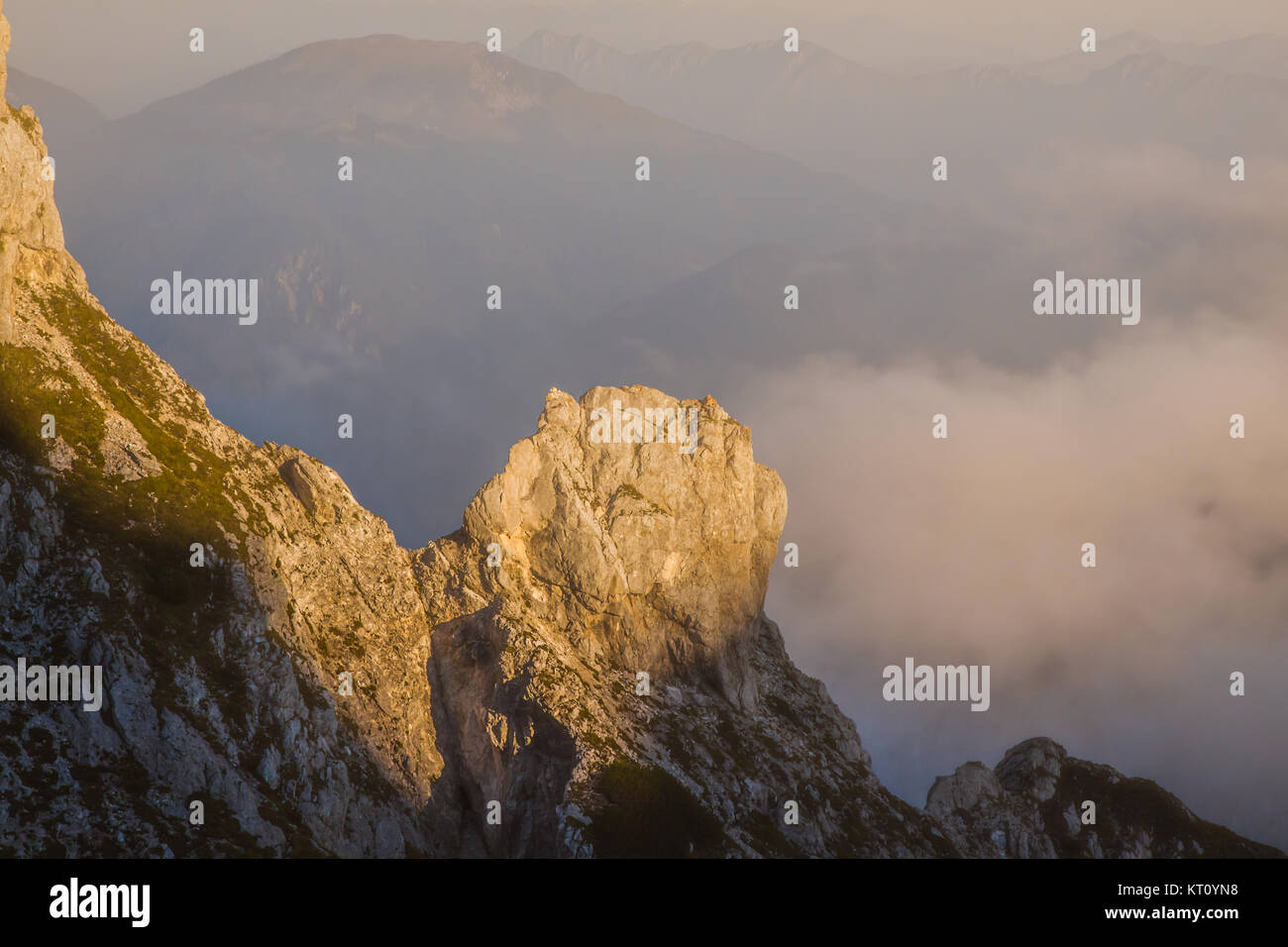 Le soleil levant dans les montagnes avec des nuages Banque D'Images