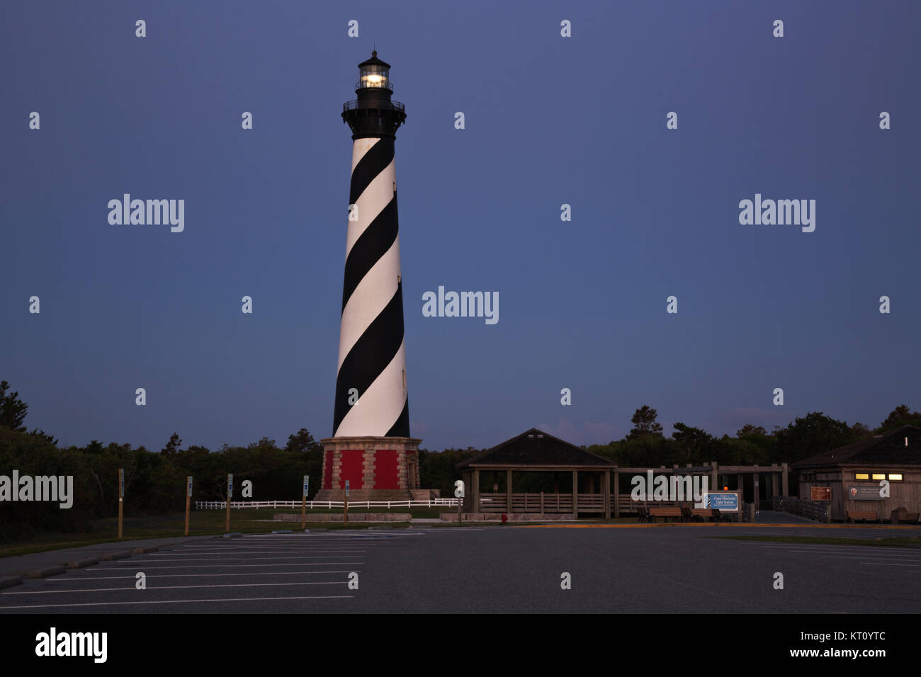 NC01111-00...CAROLINE DU NORD - L'Aube à Cap Hatteras phare sur les bancs extérieurs en Cape Hatteras National Seashore. Banque D'Images