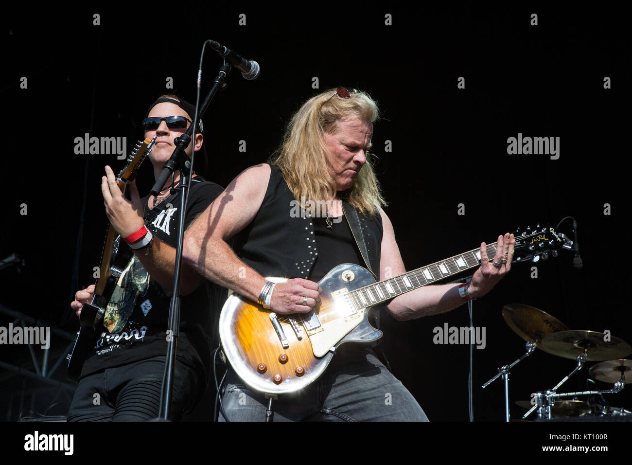 La Norvège, Fredrikstad - Juillet 23, 2017. Le prog-rock norvégien Magic Pie effectue un concert live au cours de l'Månefestivalen 2017 festival norvégien à Fredrikstad. Ici chanteur et guitariste Eirikur Hauksson est vu sur scène. Banque D'Images