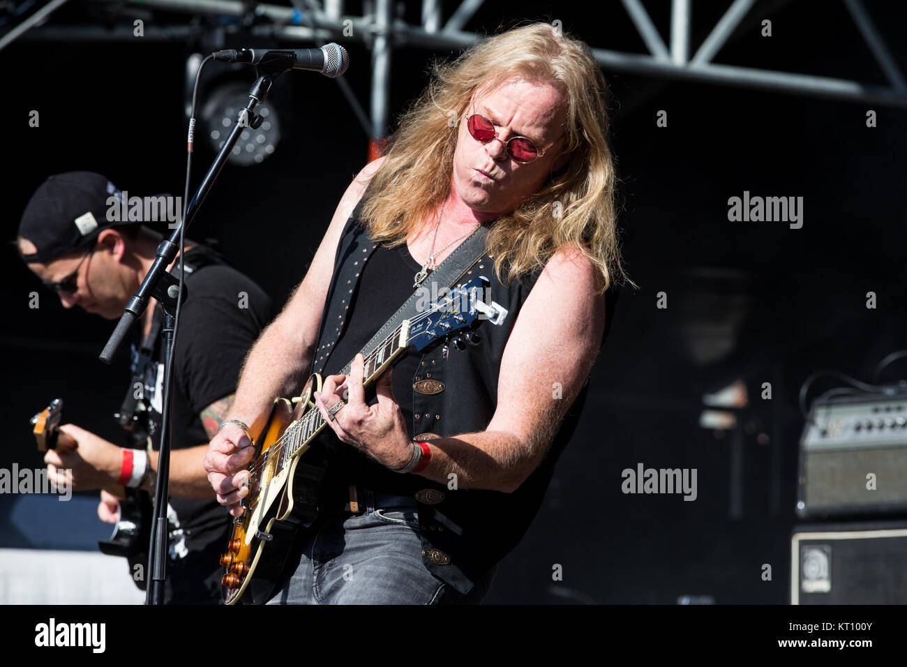 La Norvège, Fredrikstad - Juillet 23, 2017. Le prog-rock norvégien Magic Pie effectue un concert live au cours de l'Månefestivalen 2017 festival norvégien à Fredrikstad. Ici chanteur et guitariste Eirikur Hauksson est vu sur scène. Banque D'Images