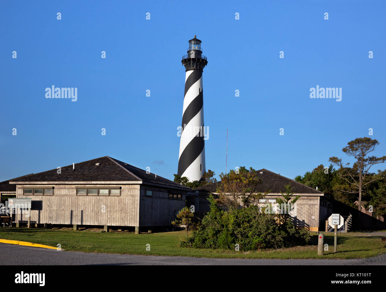 NC01118-00...CAROLINE DU NORD - Centre d'accueil et le cap Hatteras phare sur les bancs extérieurs en Cape Hatteras National Seashore. Banque D'Images