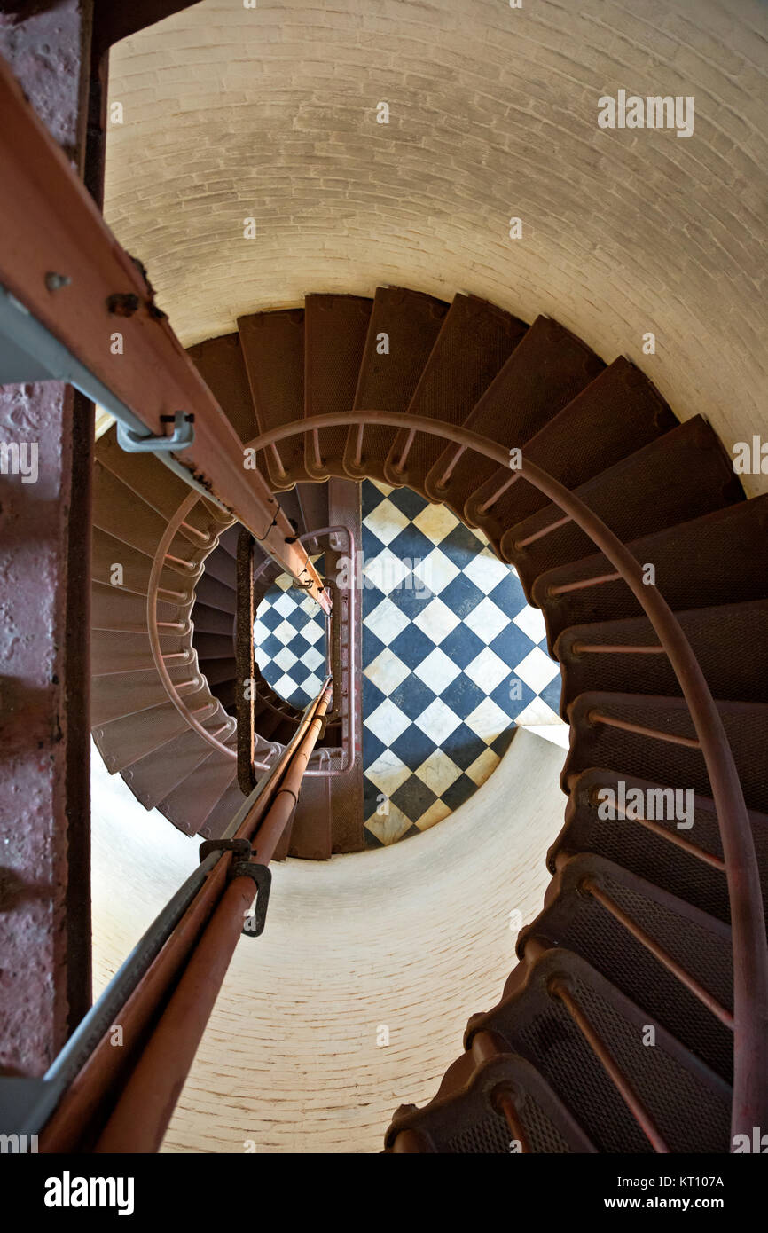 NC01126-00...CAROLINE DU NORD - en regardant l'escalier en spirale avec 268 marches menant à la plate-forme d'observation près du sommet du cap Hatteras Banque D'Images