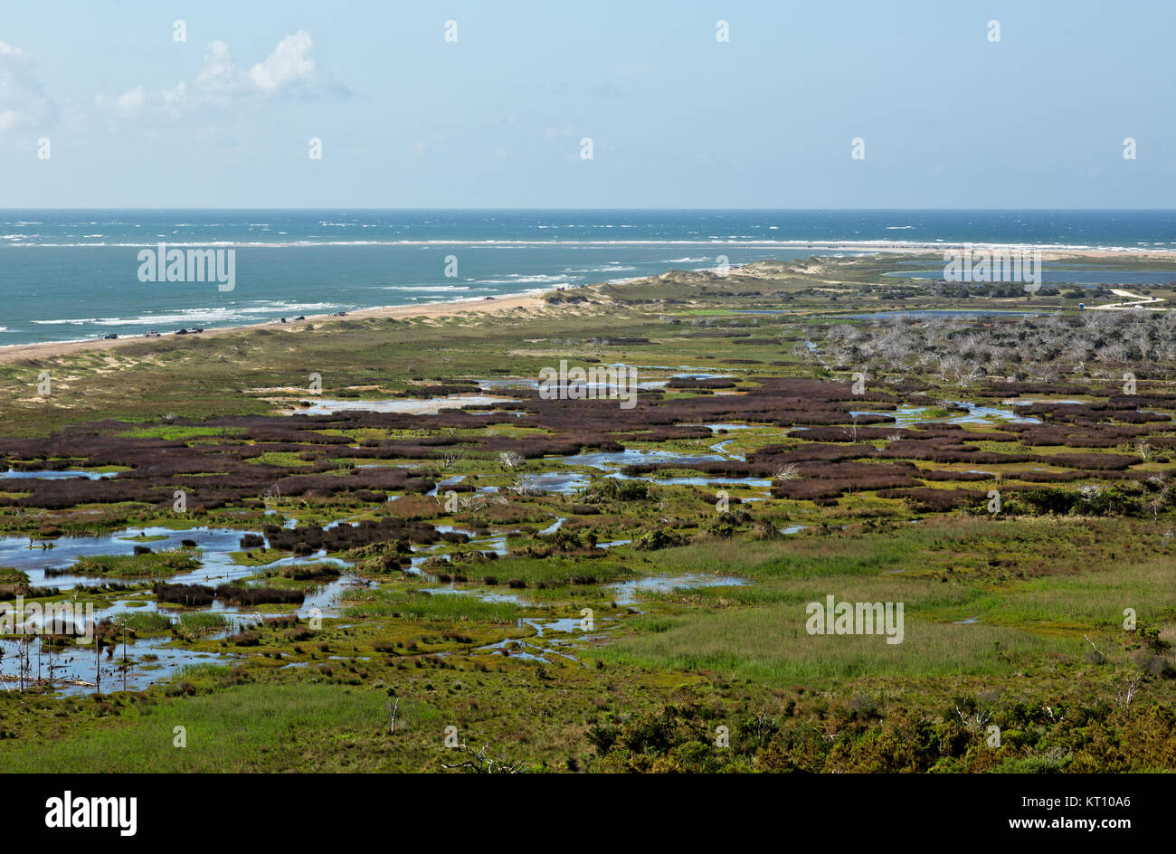 NC01129-00...CAROLINE DU NORD - Vue sur le marais, plage et spit au cap Hatteras à partir de la plate-forme d'observation du phare du cap Hatteras au Cap. Banque D'Images