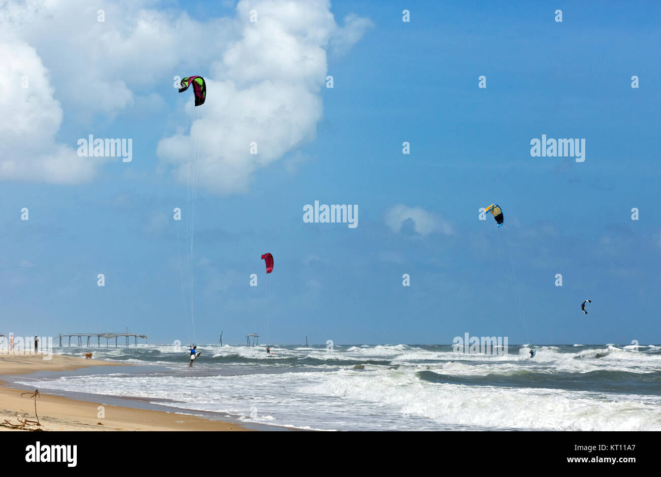 NC01136-00...CAROLINE DU NORD - Kite-surfersenjoying un jour de vent sur l'océan Atlantique, près de la ruine des Hatteras quai de pêche. Banque D'Images