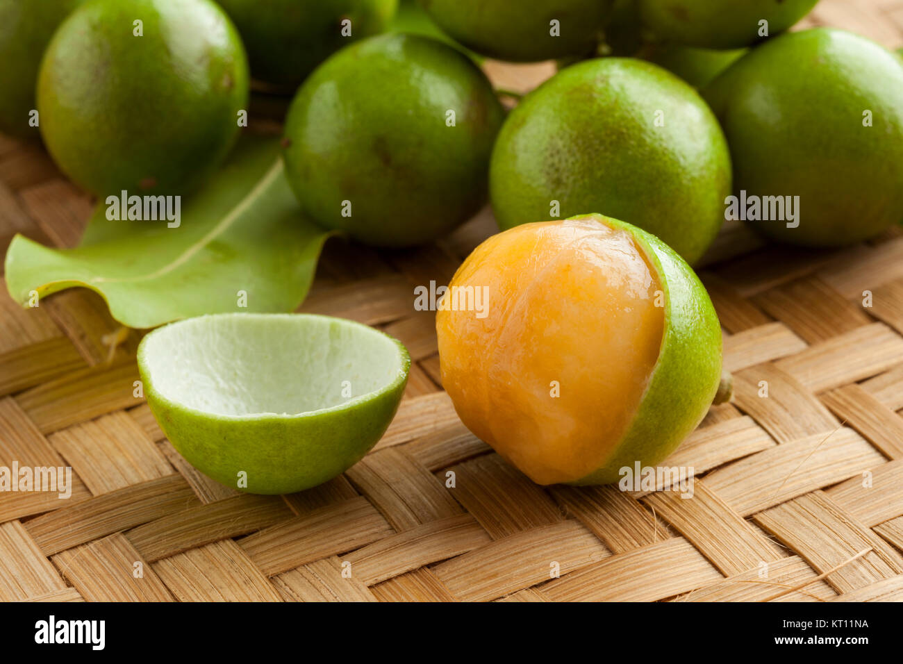 Fruits frais mûrs pelés quenepa Banque D'Images