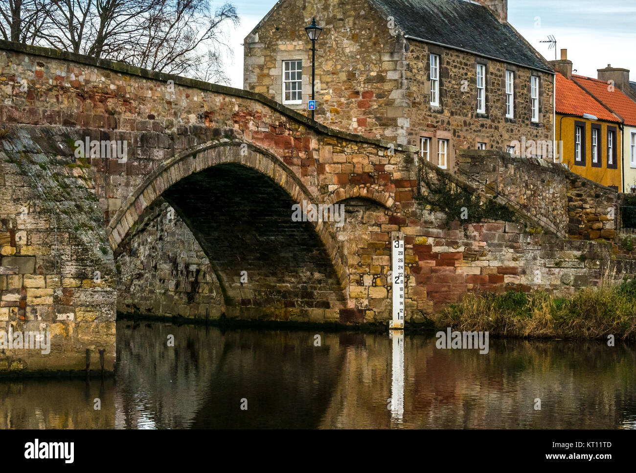 16ème siècle ancien Nungate Pont sur la rivière Tyne, Haddington, East Lothian, Scotland, UK. Un pont en grès avec des arcs et marqueur de niveau d'eau Banque D'Images