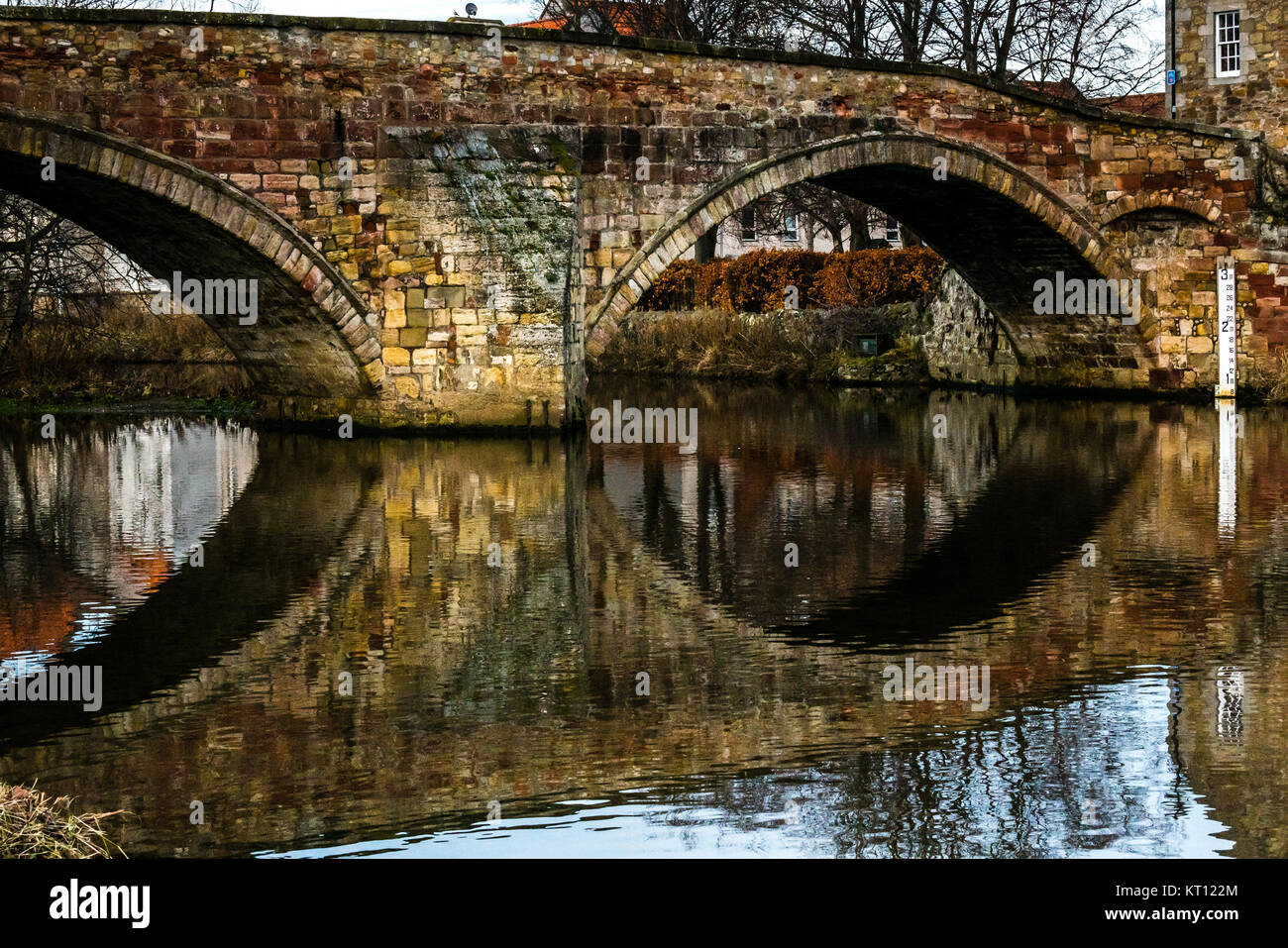 16ème siècle ancien Nungate Pont sur la rivière Tyne, Haddington, East Lothian, Scotland, UK. Un pont en grès avec des arcs et marqueur de niveau d'eau Banque D'Images