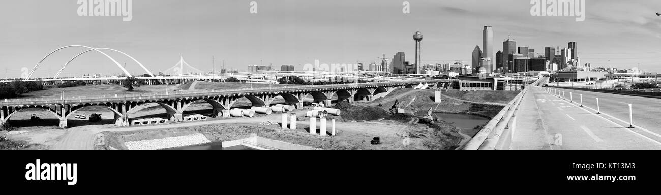 La rivière traverse des ponts et de plomb banlieusards dans Dallas Texas Banque D'Images