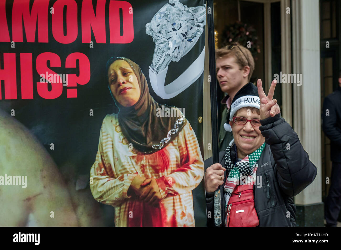 Une femme donne un 'V' signe à Londres protester contre Tiffany contre la vente de "diamants du sang" du groupe Steinmetz qui a financé l'armée israélienne de la Brigade Givati, accusé de crimes de guerre. Banque D'Images