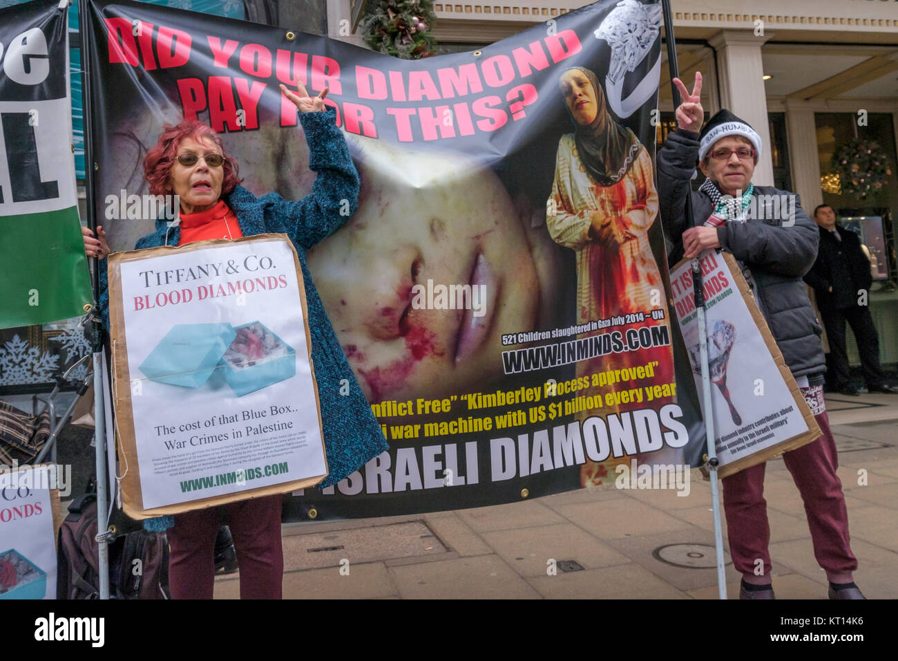 Les protestataires faire signe "V" en signe de protestation contre la vente de "diamants du sang" du groupe Steinmetz qui a financé l'armée israélienne de la Brigade Givati, accusé de crimes de guerre. Banque D'Images