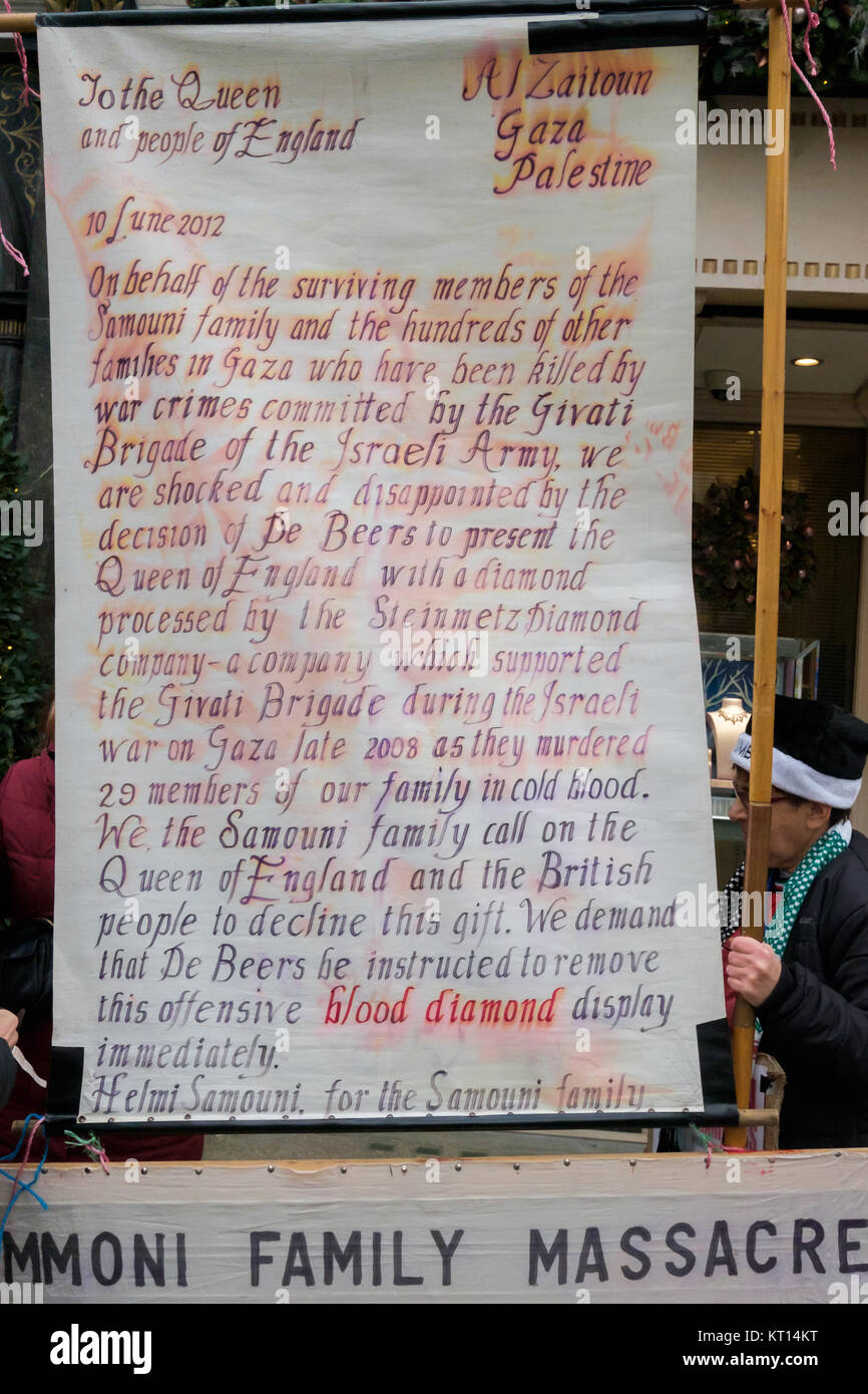 Une bannière à la London protester contre la vente de "diamants du sang" du groupe carroes Steinmetz une copie de la lettre l'Saumoni la famille a écrit la reine après la Brigade Givati tués 29 d'entre eux de sang-froid. Banque D'Images