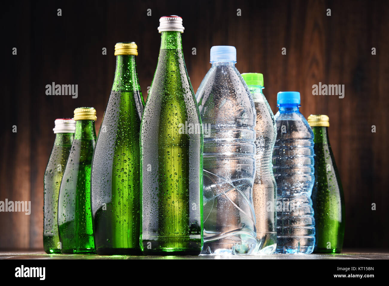 Différentes sortes de bouteilles contenant de l'eau minérale Banque D'Images