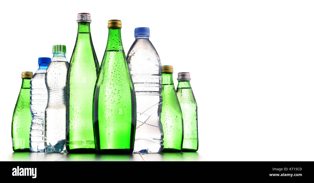 Différentes sortes de bouteilles contenant de l'eau minérale Banque D'Images