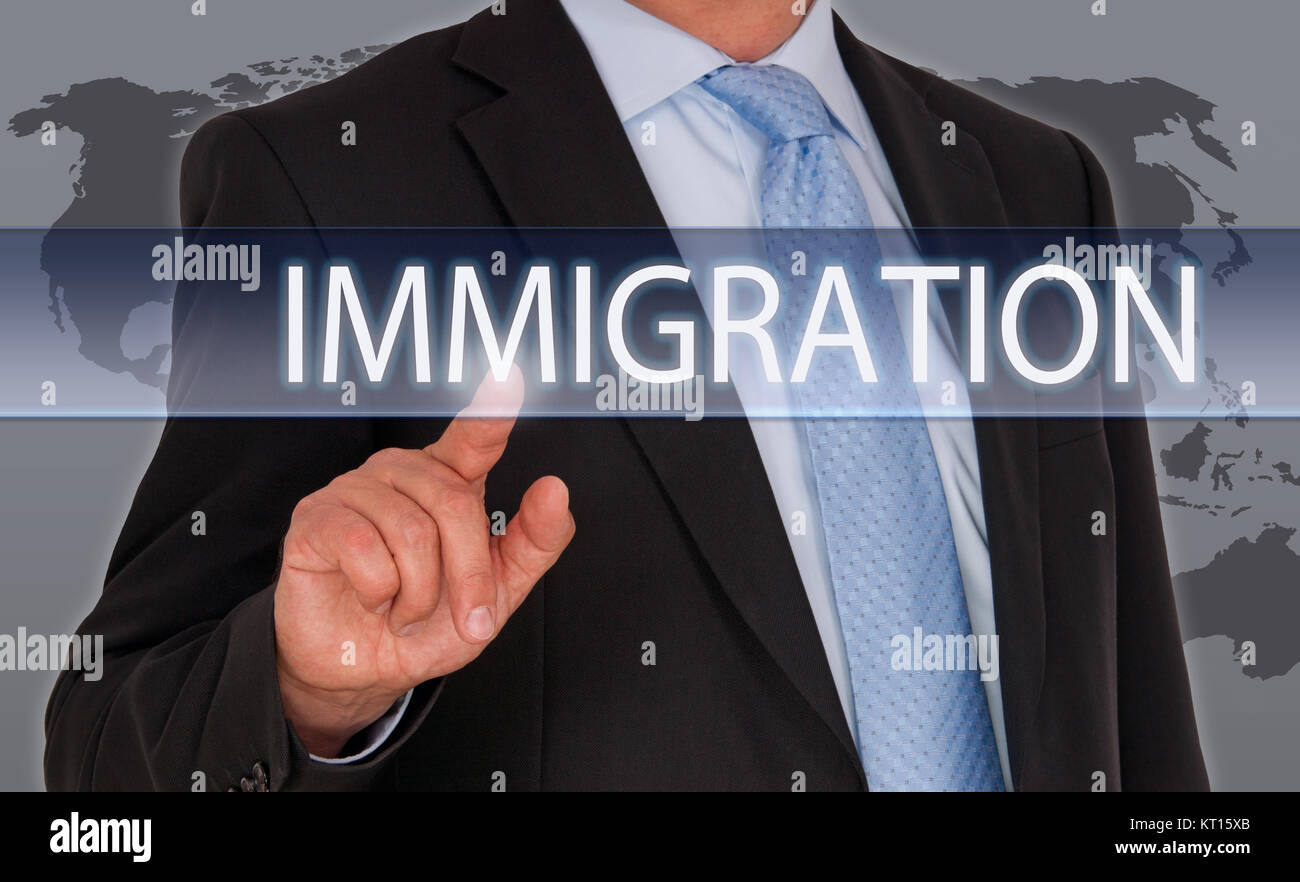 L'homme avec l'écran tactile de l'immigration Banque D'Images