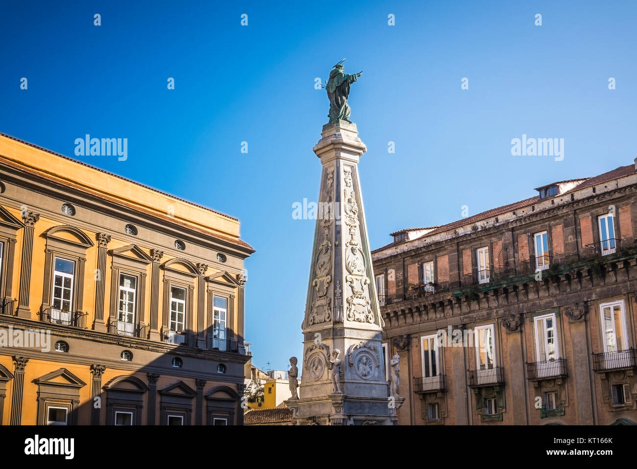 L'obélisque de San Domenico et square à Naples, Italie Banque D'Images