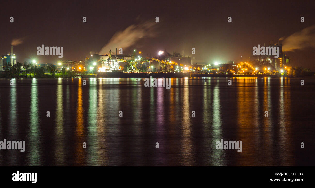 Usine métallurgique jetée à nuit Sorel-Tracy, Québec Canada sur st-laurent Banque D'Images