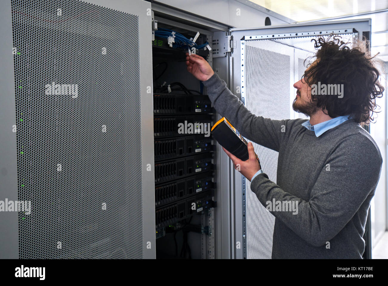 Jeune technicien travaillant Banque D'Images
