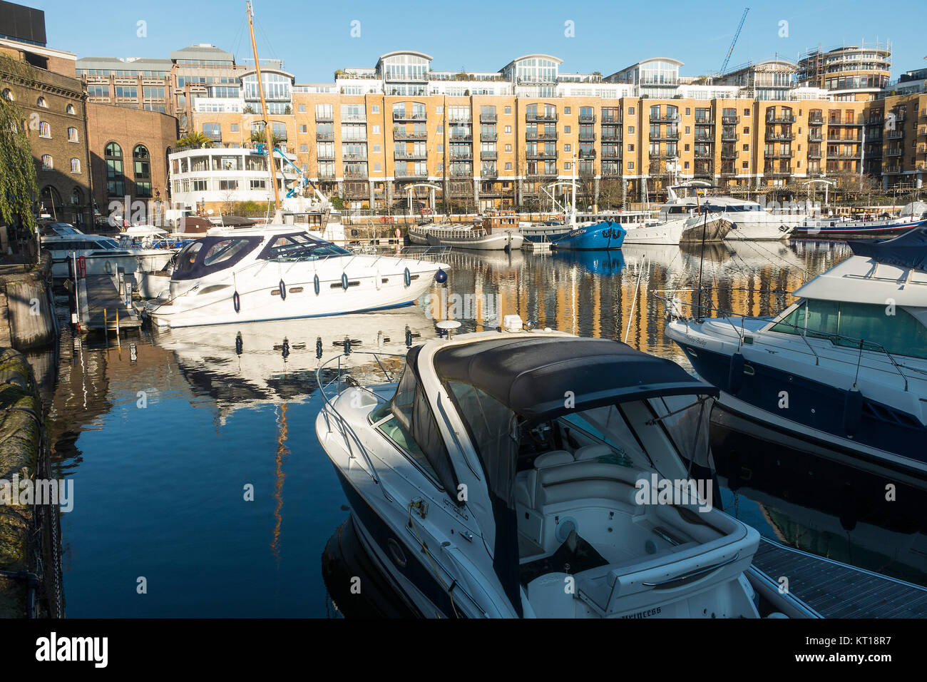 Bateau bateaux amarrés et amarré dans la sécurité des St Katharine Dock avec des réflexions sur l'eau Tower Hamlets Londres Angleterre Royaume-Uni UK Banque D'Images