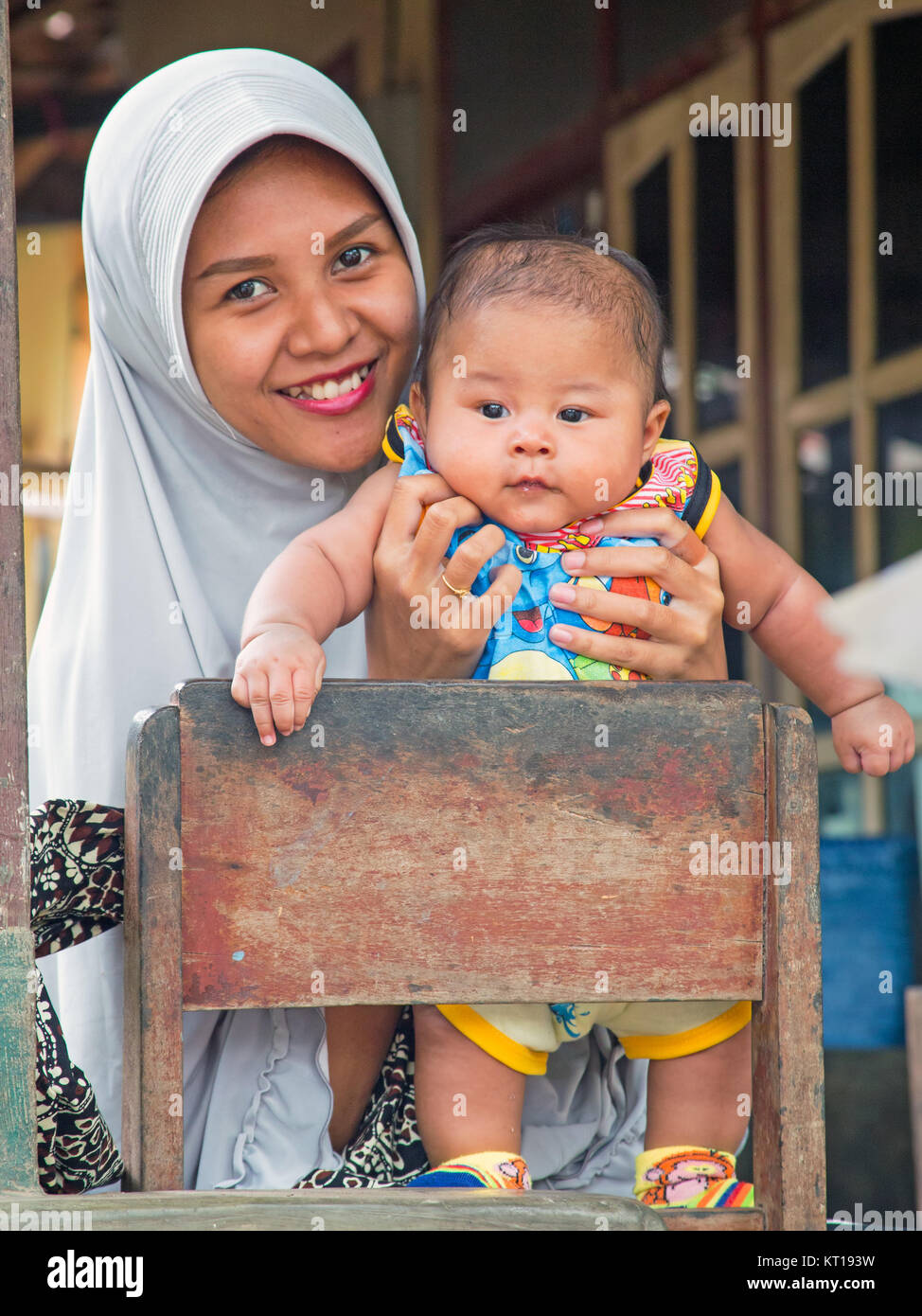 Lombok Indonesie 30 Decembre 16 En General La Mere Indonesienne Avec Son Petit Bebe Dans Lombok En Indonesie Le 30 Decembre 16 Photo Stock Alamy Lombok Indonesie 30 Decembre 16 En General La Mere Indonesienne Avec Son Petit Bebe Dans Lombok En Indonesie Le 30 Decembre 16 Photo Stock Alamy