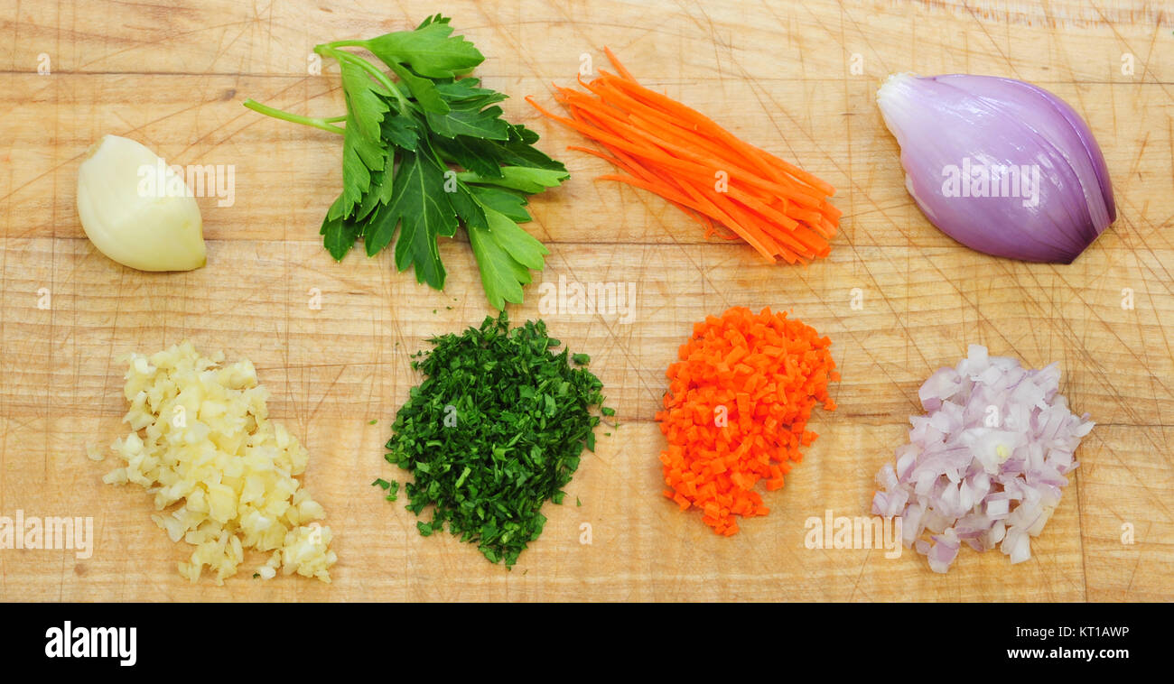 Couteau pratique avec l'ail, le persil, la carotte et l'échalote Banque D'Images