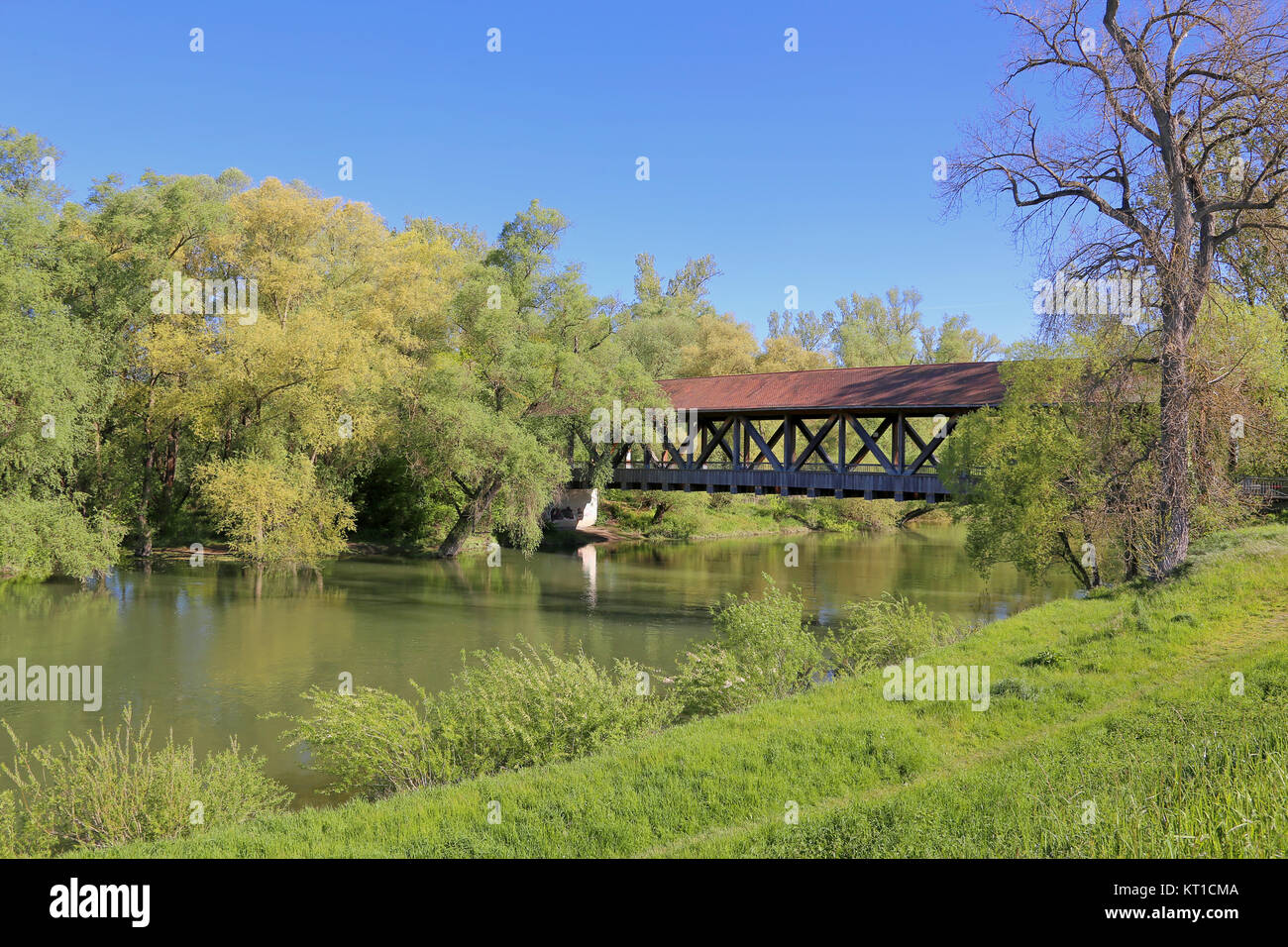 le pont de l'altrhein comme accès à l'île du rhin de ketscher Banque D'Images