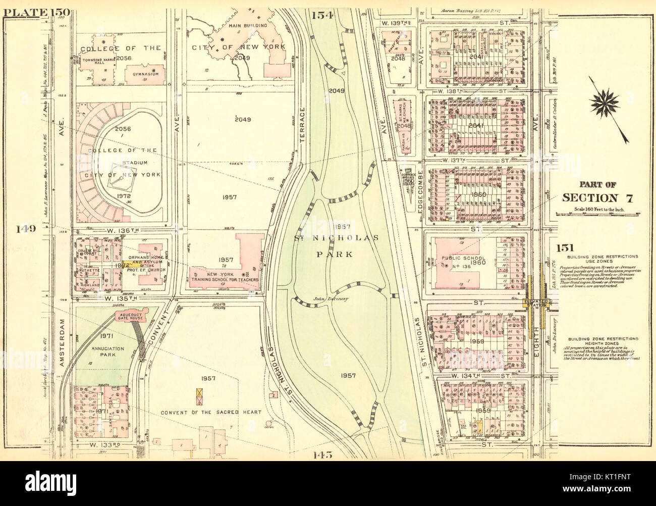 La Bromley Manhattan plate 150, publiée en 1927, est une pièce de collection historique connue pour son design complexe. Il reflète l'art et l'artisanat de l'époque, offrant un aperçu des styles décoratifs de la porcelaine et des assiettes du début du XXe siècle Banque D'Images