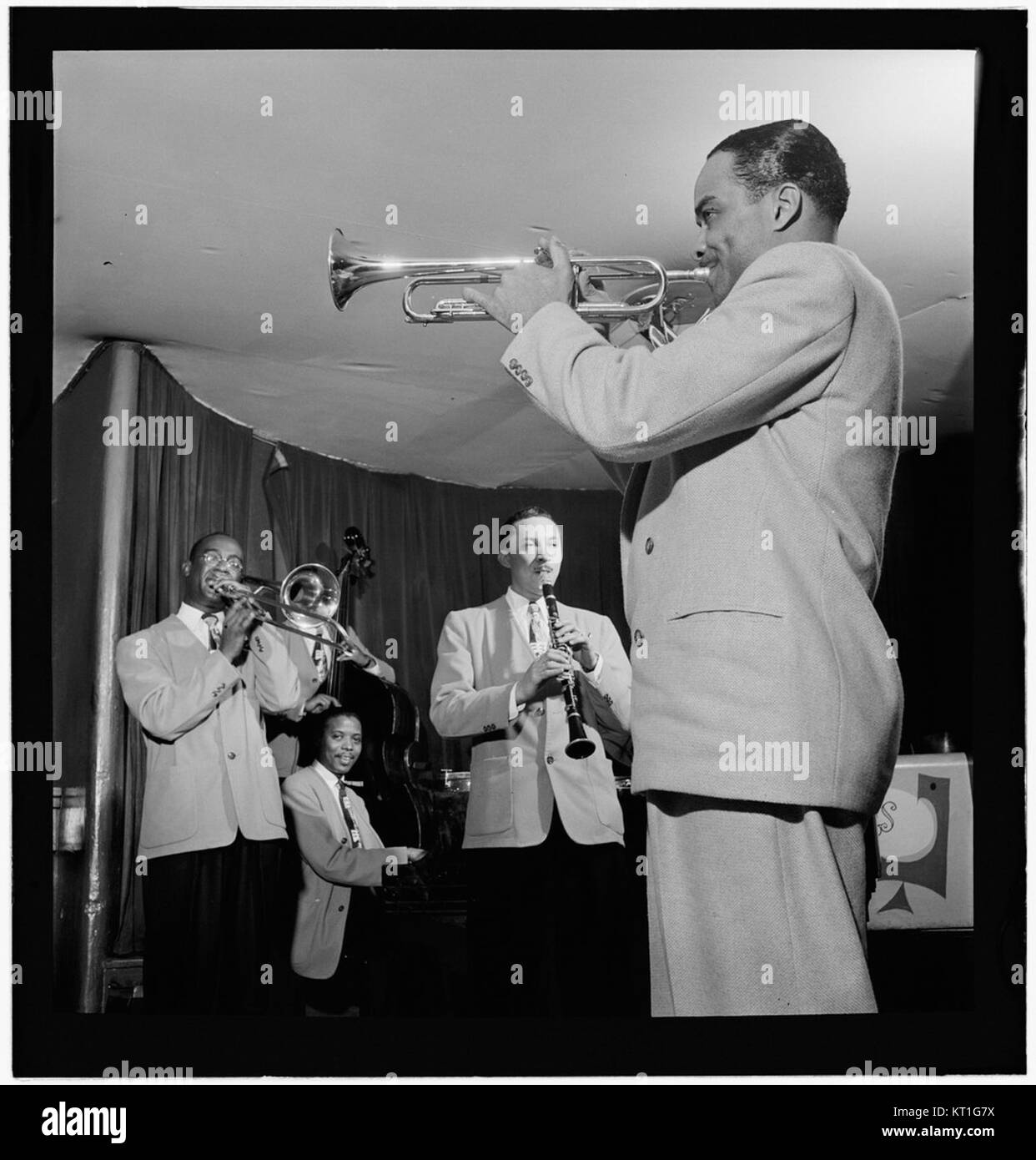 Buck Clayton avec Ted Kelly, Kenny Kersey, Benny Fonville Scoville, Toby Browne, Cafe Society (centre-ville), New York, N.Y., ca. Juin 1947 (William P. Gottlieb 01391) Banque D'Images