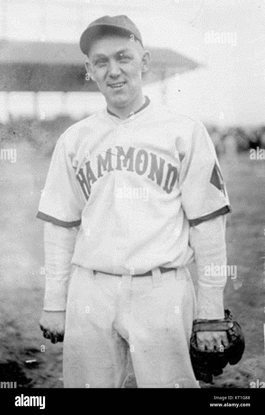 Buck Weaver, un acteur notable dans le scandale des Black Sox de 1919, est photographié sur cette photographie de 1927. L'implication de Weaver dans le scandale a conduit à son bannissement de la Major League Baseball, malgré son talent. Banque D'Images