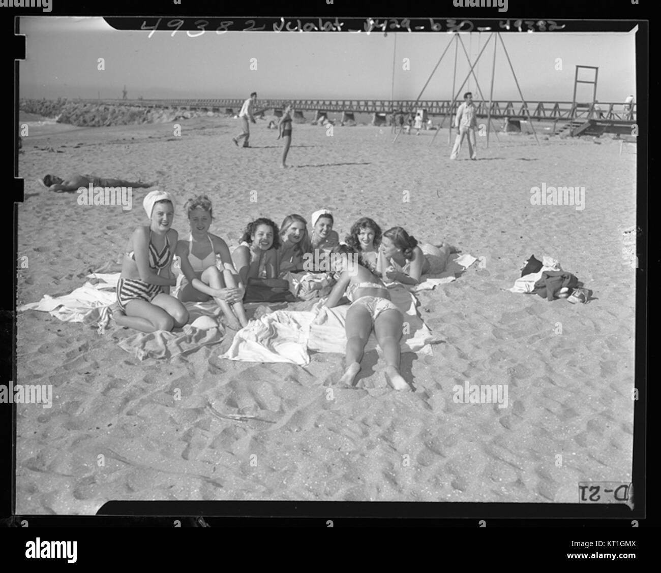 Une photographie de Cabrillo Beach en Californie, prise en 1947. L'image capture la beauté naturelle de la plage et les activités de plein air de l'époque, reflétant la culture balnéaire du milieu du XXe siècle. Banque D'Images