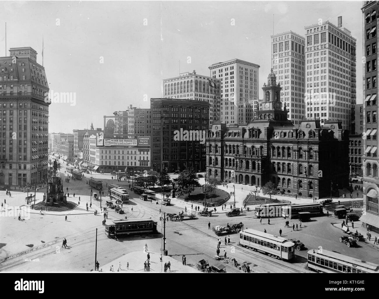 Campus Martius, situé dans le centre-ville de Detroit, Michigan, est un parc public connu pour son importance historique et son développement urbain moderne. Il dispose d'espaces verts, de sculptures et d'un lieu de rassemblement populaire. Banque D'Images