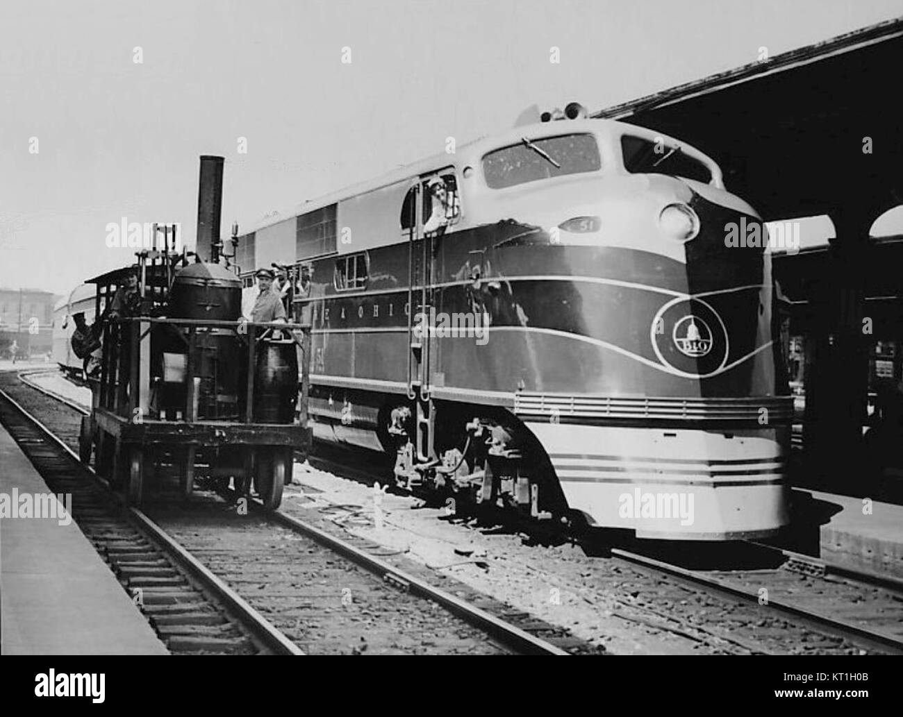 Le Capitol Limited est une ligne de train de voyageurs exploitée par Amtrak, avec des liens historiques avec la locomotive EMD EA. Tom Thumb fait référence à une locomotive à vapeur américaine. Cette combinaison met en valeur les services ferroviaires américains historiques. Banque D'Images Le Capitol Limited est une ligne de train de voyageurs exploitée par Amtrak, avec des liens historiques avec la locomotive EMD EA. Tom Thumb fait référence à une locomotive à vapeur américaine. Cette combinaison met en valeur les services ferroviaires américains historiques. Banque D'Images