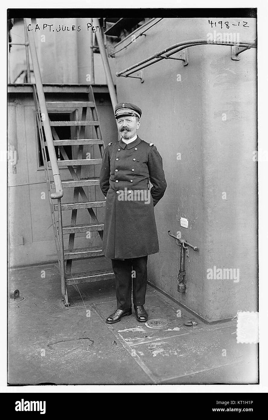 Le capitaine Jules petit était une figure notable de l'histoire maritime, connu pour son service au XVIIIe siècle. Ses contributions à l'histoire navale sont rappelées à travers sa carrière navale et son leadership. Banque D'Images