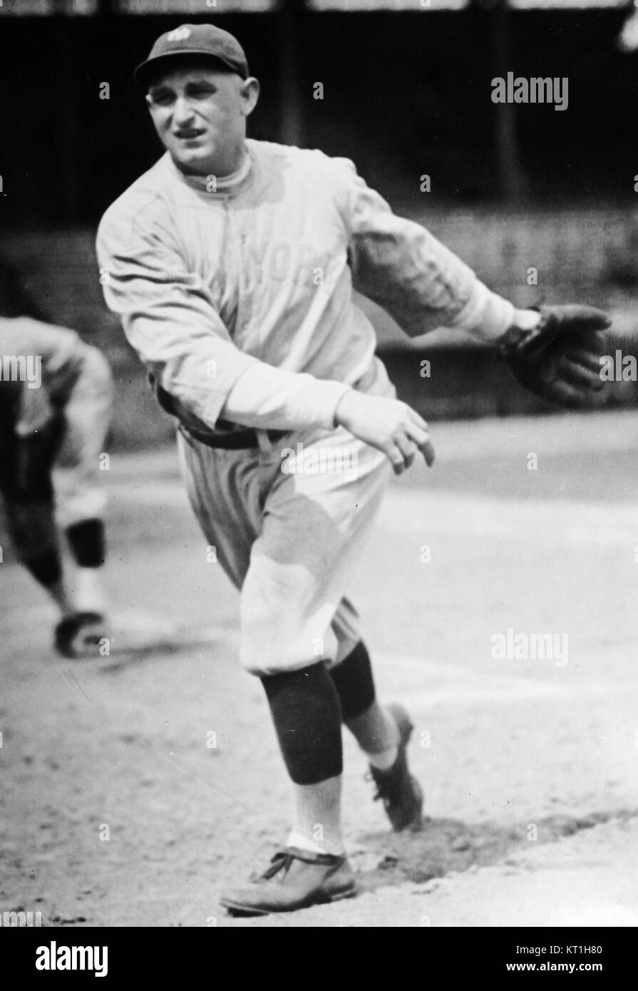 Carl Mays, lanceur pour les Yankees de New York, était connu pour son habileté sur le monticule au début du XXe siècle. Sa carrière a été marquée par des moments importants, y compris des réalisations notables pendant son temps dans la Ligue majeure de baseball. Banque D'Images