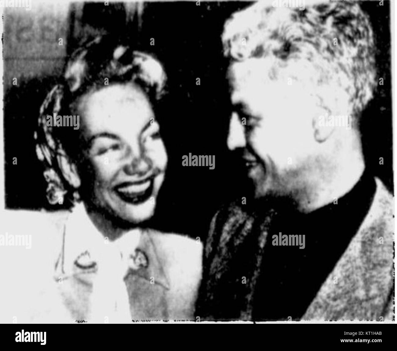 Carmen Miranda, chanteuse et actrice brésilienne renommée, était connue pour ses performances vibrantes et son chapeau de fruit signature. David Alfred Sebastian était son mari, homme d'affaires et producteur occasionnel de films. Banque D'Images