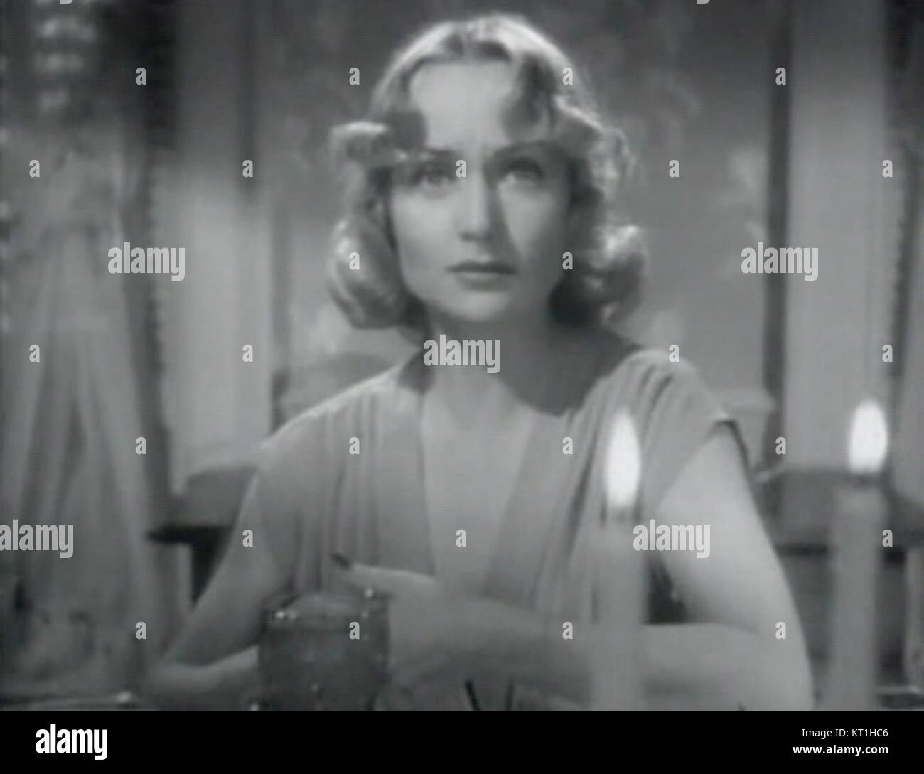 Carole Lombard joue dans le film « Made for Other » de 1939, mettant en valeur ses talents comiques et dramatiques dans une histoire romantique sur l'amour, la vie et le destin. Banque D'Images