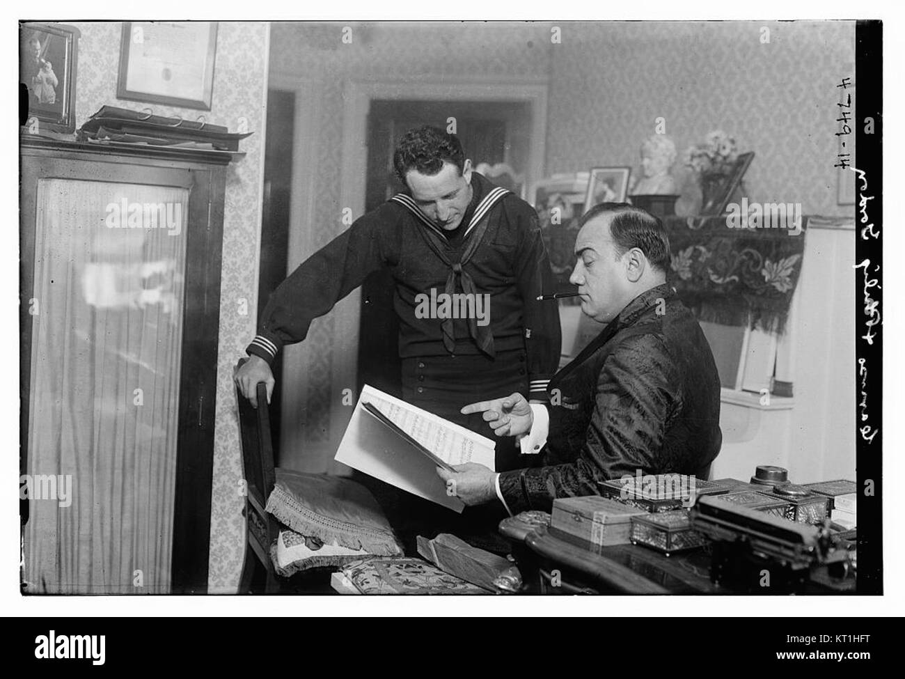 Une photographie du célèbre chanteur d'opéra Enrico Caruso avec Philip Gordon. L'image capture leur interaction, peut-être lors d'une répétition ou d'une performance, reflétant l'influence de Caruso dans le monde de la musique classique. Banque D'Images