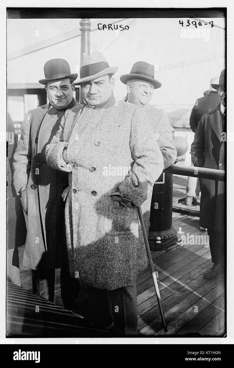 Cette image représente Caruso, se référant peut-être à une personne célèbre, un artefact ou un objet, capturé à des fins historiques ou d'archives. Banque D'Images