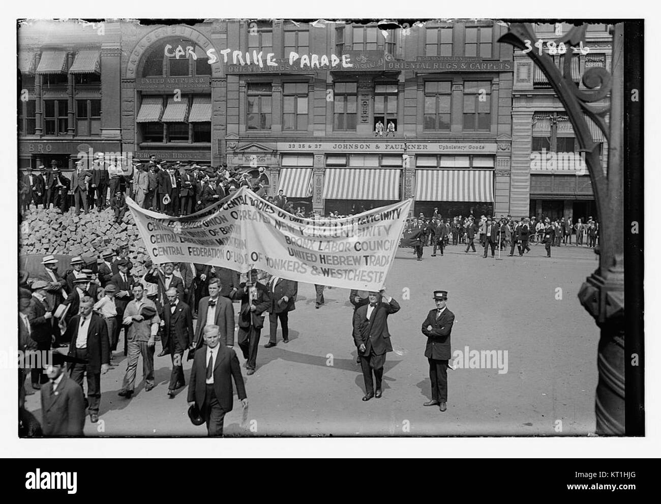 Le défilé car Strike présente des véhicules et des participants à un défilé, symbolisant les mouvements industriels ou ouvriers. L'événement est une représentation historique de l'intersection entre les transports et les questions sociales. Banque D'Images