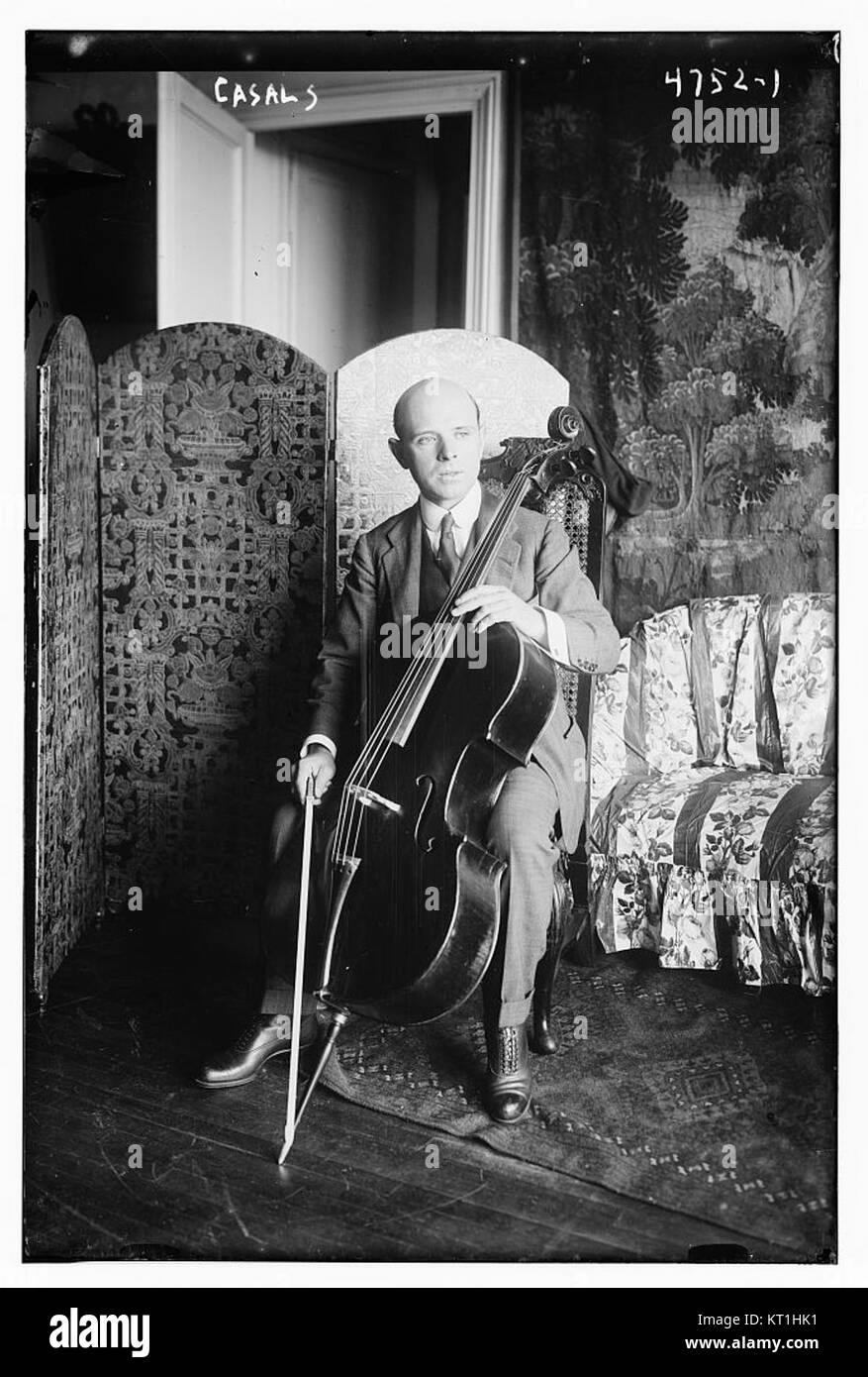 Casals fait référence au célèbre violoncelliste espagnol Pablo Casals, connu pour ses contributions à la musique classique et son rôle dans la relance des suites de Johann Sebastian Bach pour violoncelle. Sa carrière a eu un impact significatif sur le monde de la musique. Banque D'Images