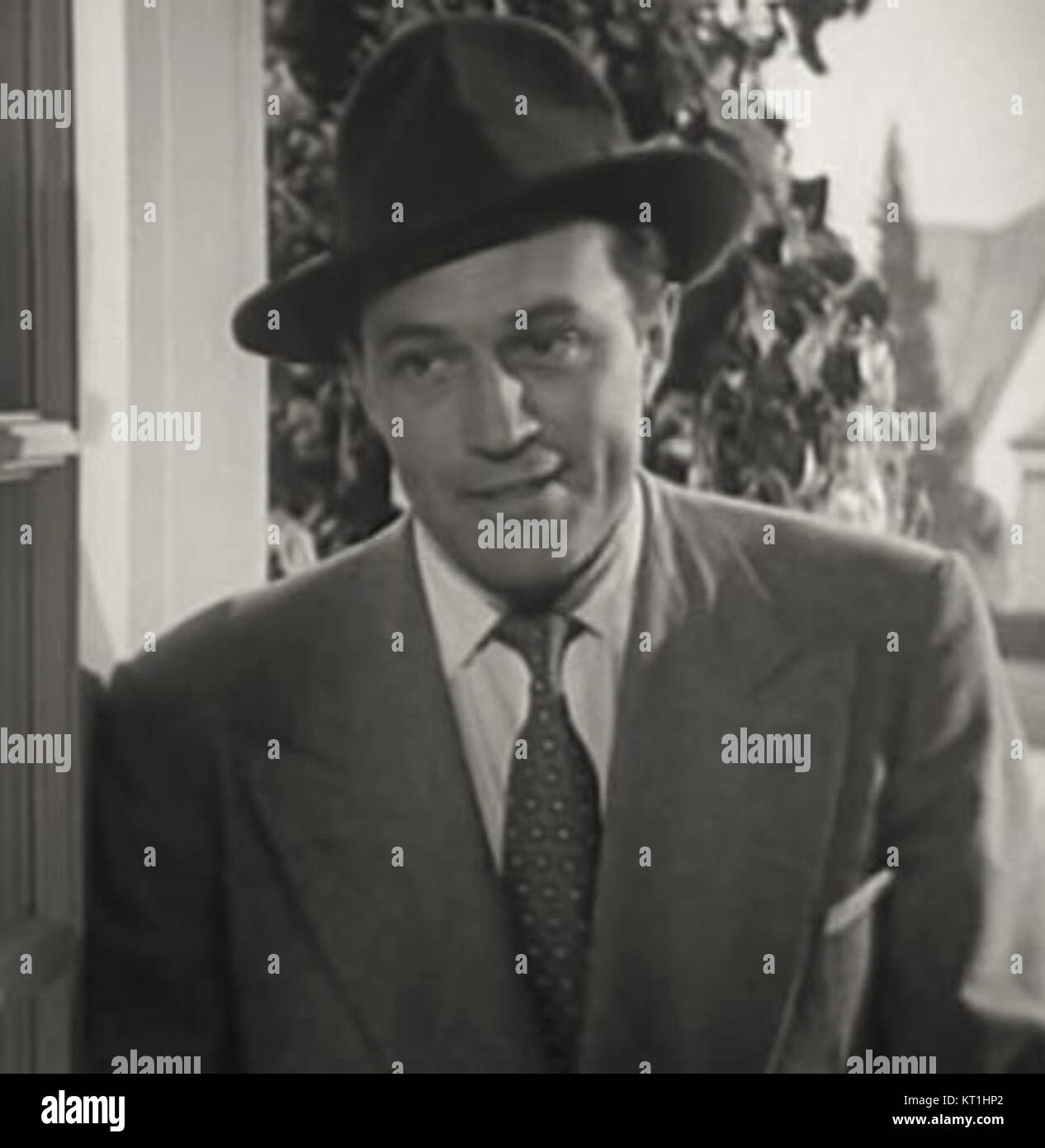 « Cause for Alarm », un film de 1951, présente le genre thriller, avec suspense et drame criminel, avec un accent sur les enquêtes criminelles et les moments de tension. Banque D'Images